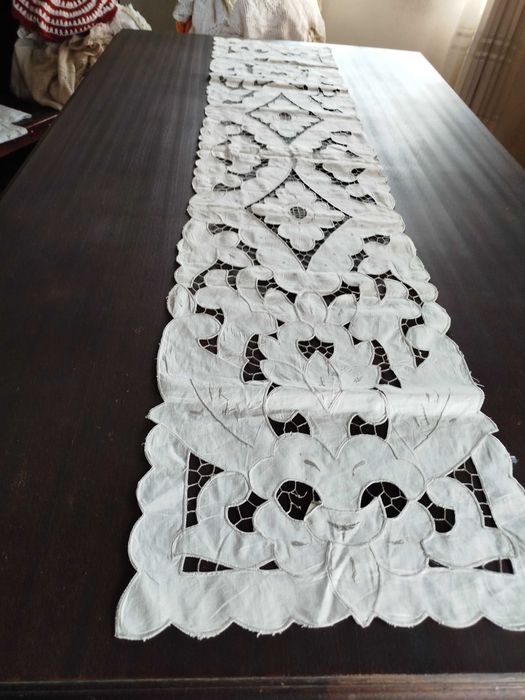 Um individual de mesa de jantar bordado a máquina