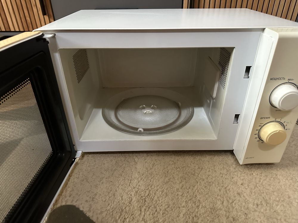 Мікрохвильова піч LG MS-2027C