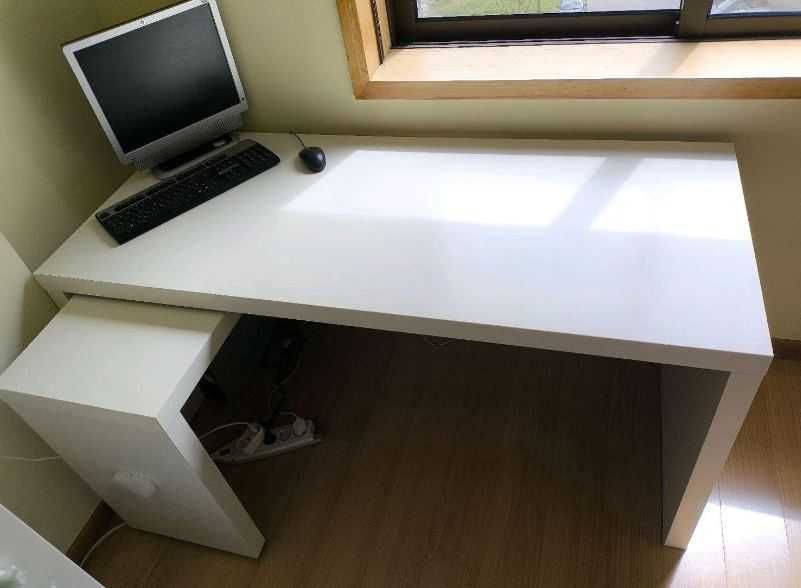 Secretária Branca com Painel Extraível 151x65cm, Muito Espaçosa