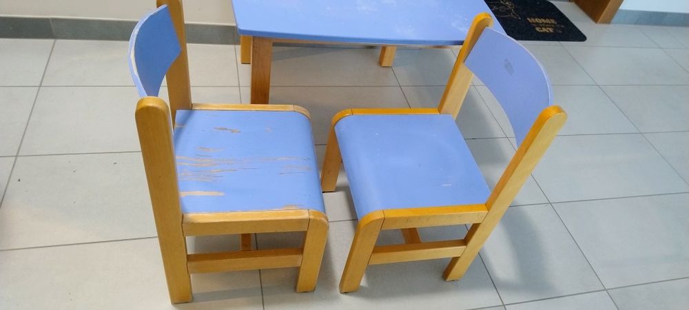 Stolik dla dzieci + 2 krzesełka