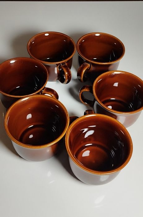 Filiżanki i spodki, brązowy porcelit, PRUSZKÓW