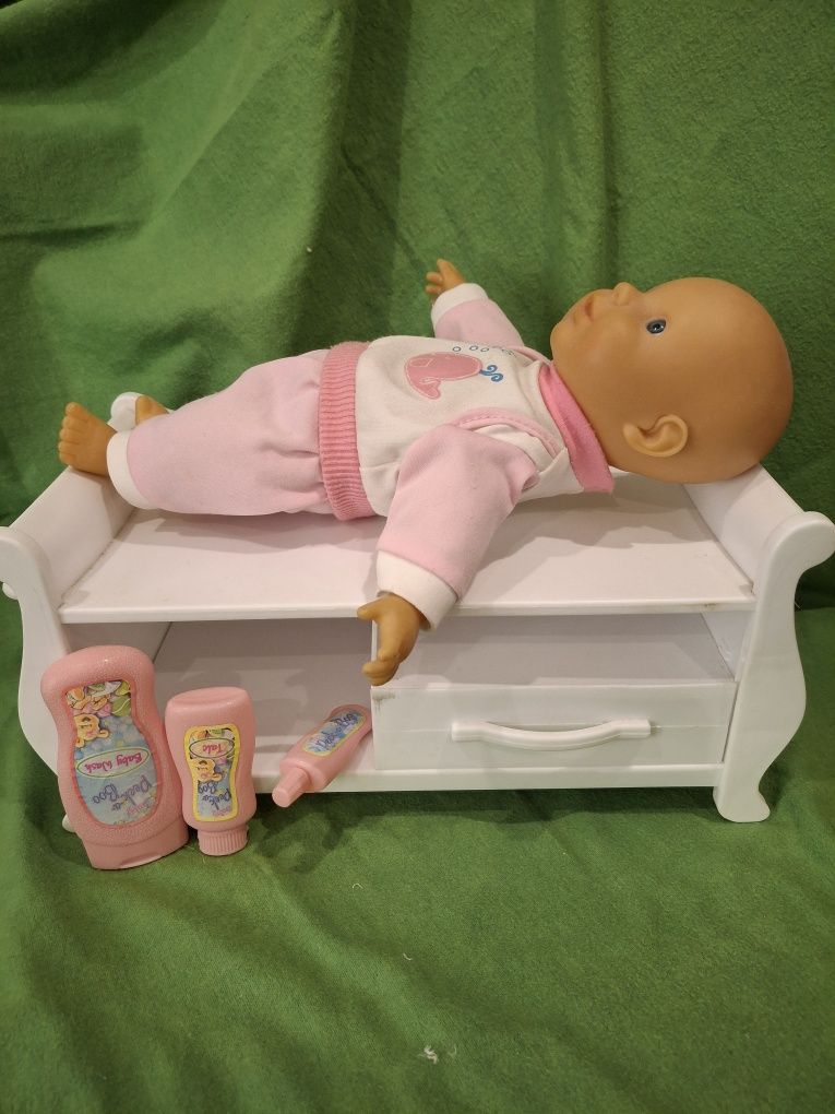 Bebé com caminha e produtos de higiene