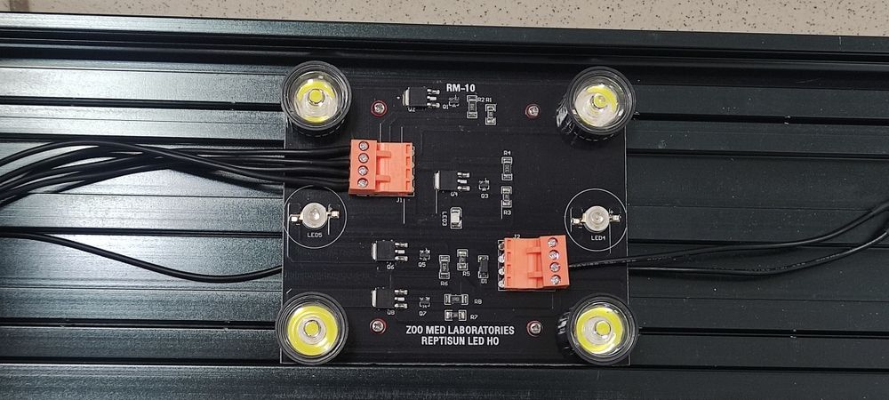 Oświetlenie do terrarium ZooMed Reptisun led UVB