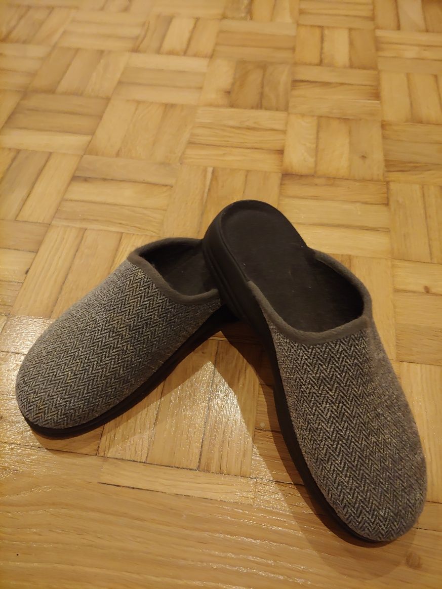 Kapcie w szarym kolorze