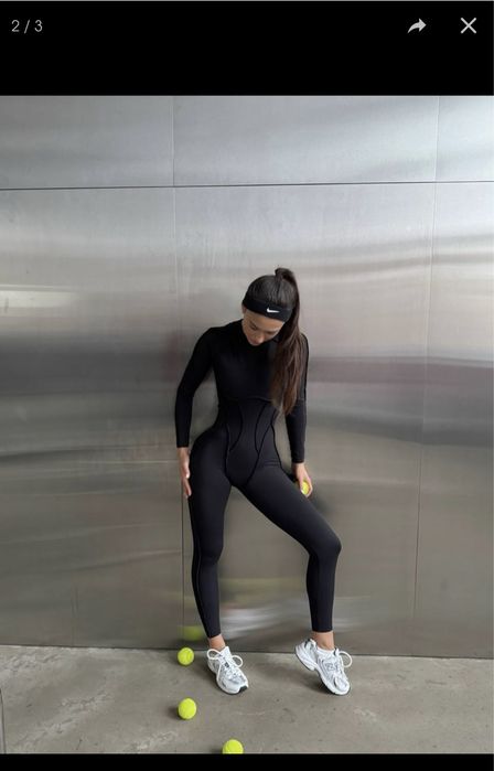 Комбінезон з відкритою спиною