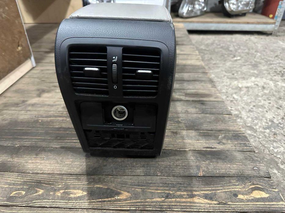 Подлокотник тоннель vw passat b6 3C0863319J