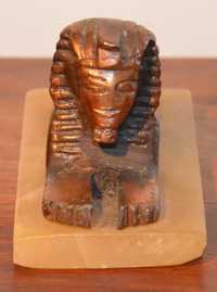 Estatueta Metálica Esfinge Egípcia, em base de pedra