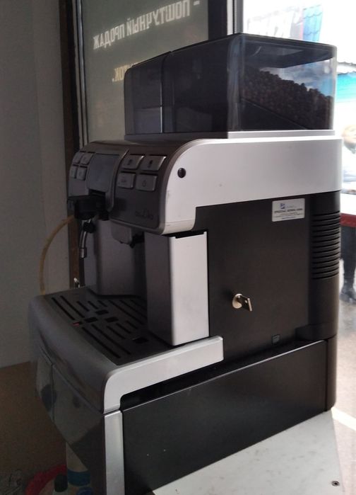 Кофемашина Saeco.