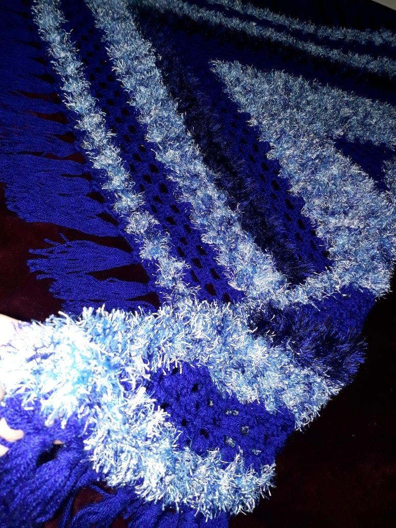 Вязаная шаль. Шаль синего цвета вязаная. Из новых ниток. 200 × 100 см