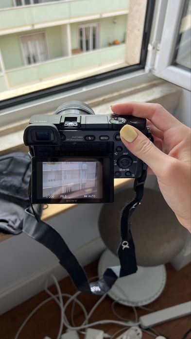 Sony Alpha 6000 - Câmera Mirrorless em Excelente Estado