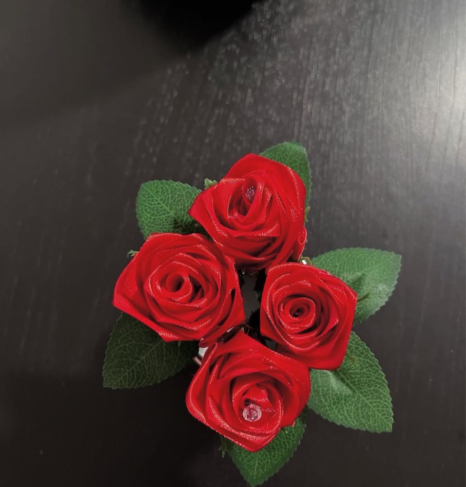 Rosa em cetim vermelhas