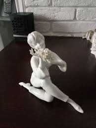 Немецкая фарфоровая статуэтка Wallendorf "Девушка с букетрм"