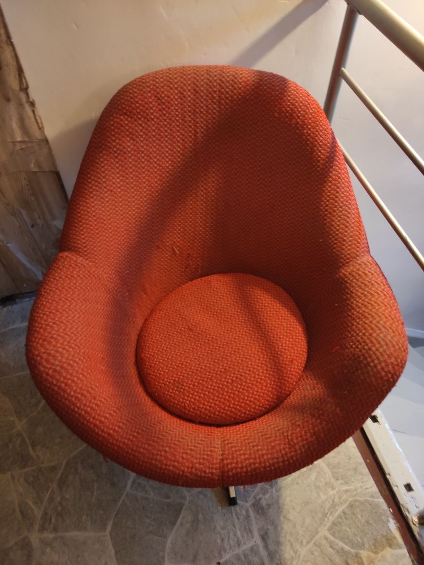 Stary czerwony obrotowy fotel vintage retro art deco PRL DDR
