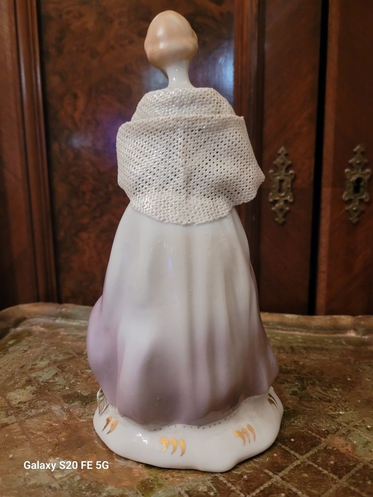 Porcelana stara figurka dama koronka PRL