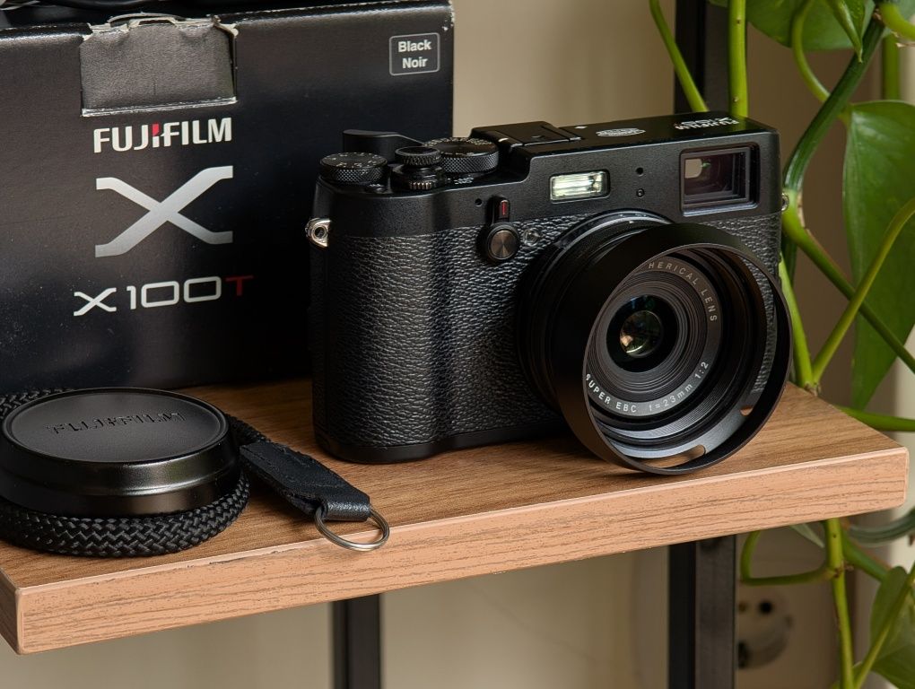 Câmara Fujifilm X100T na caixa original, com acessórios