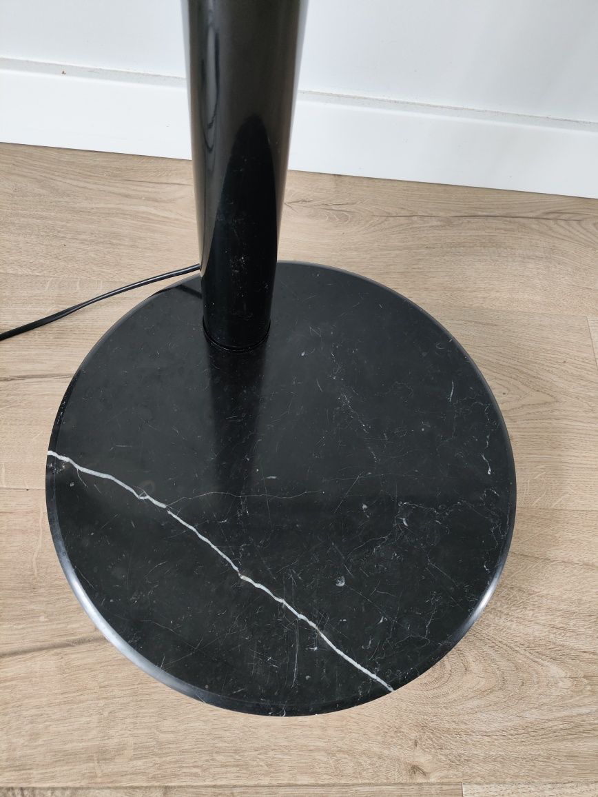 Lampa podłogowa na marmurowej podstawie