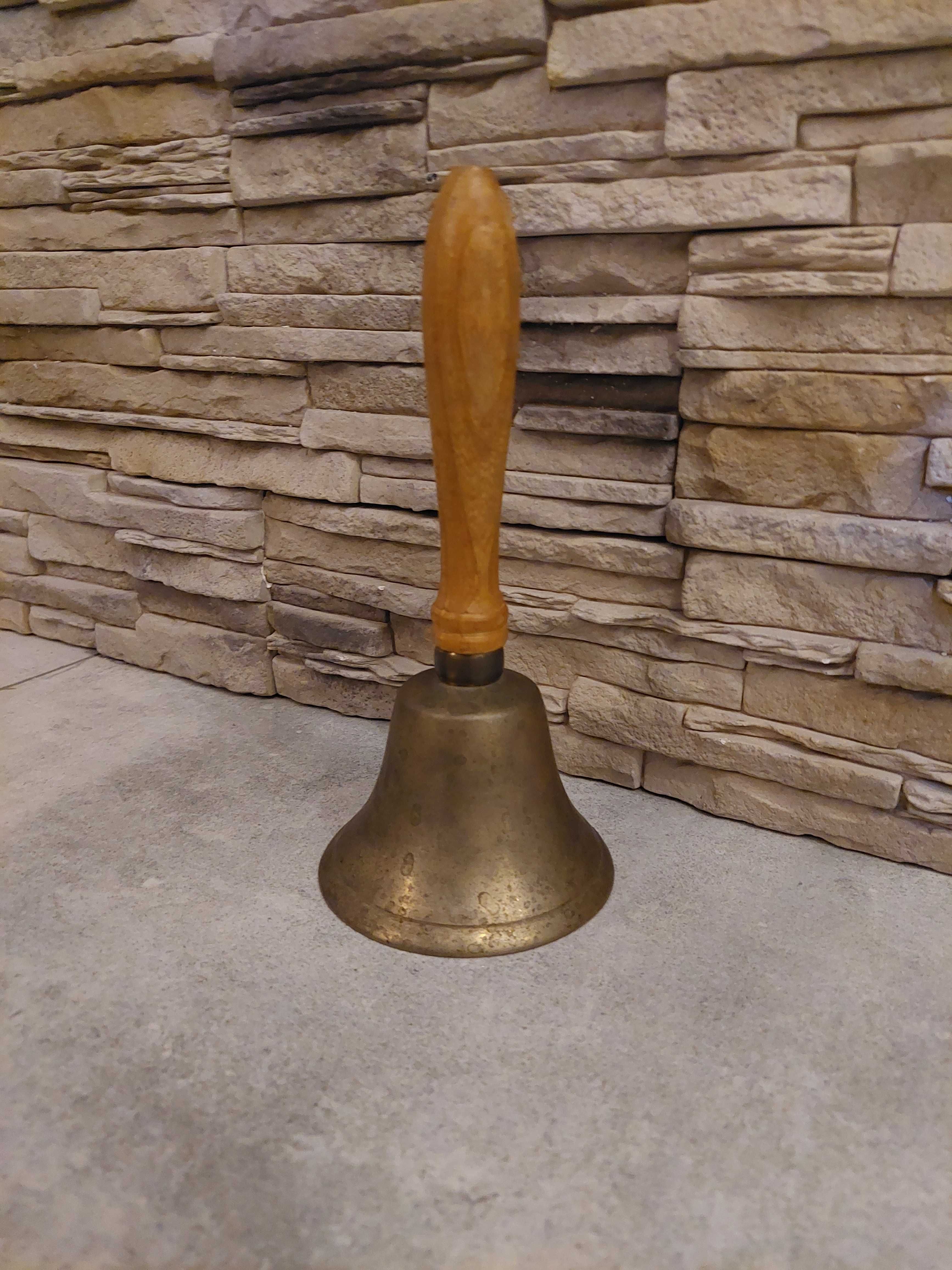 Dzwon mosiężny, stary dzwon, dzwonek z drewnianym uchwytem