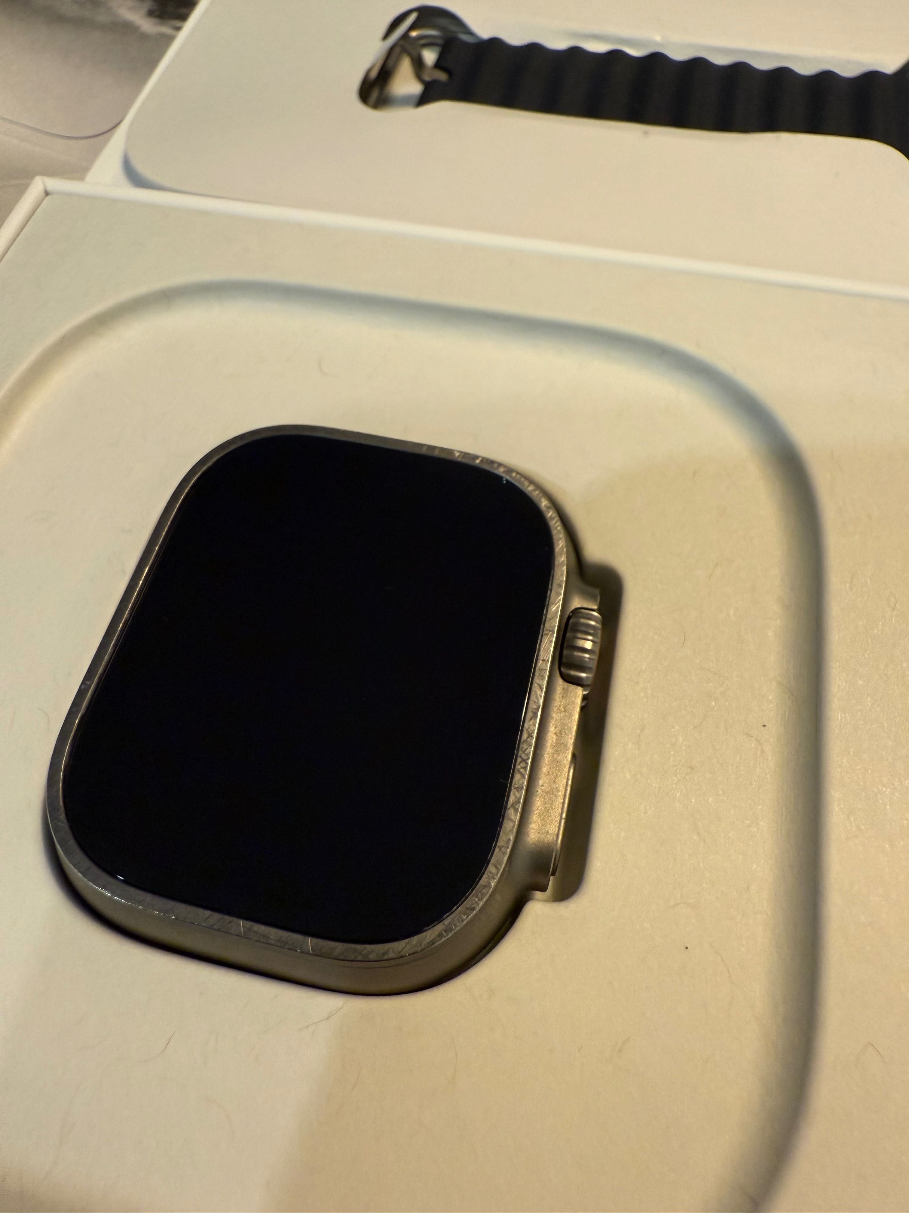 Apple Watch Ultra, 15 pasków, powerbank, kostka do ładowania.