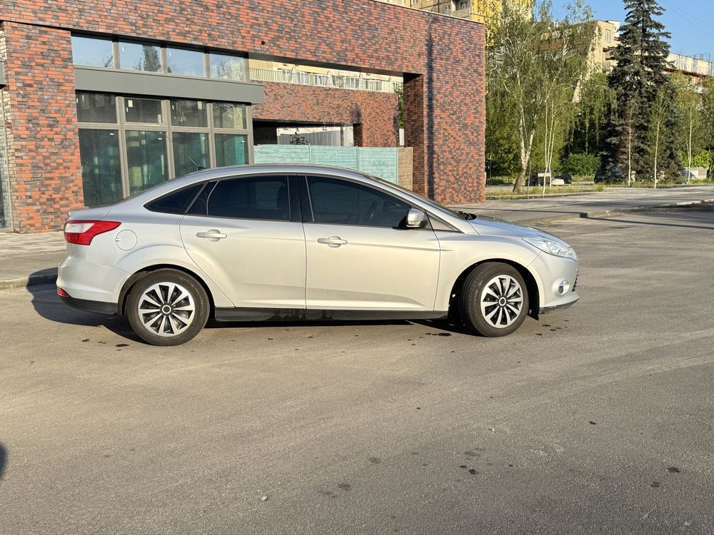 Ford Focus 2013рік 1л турбований двигун, економічний та спритний