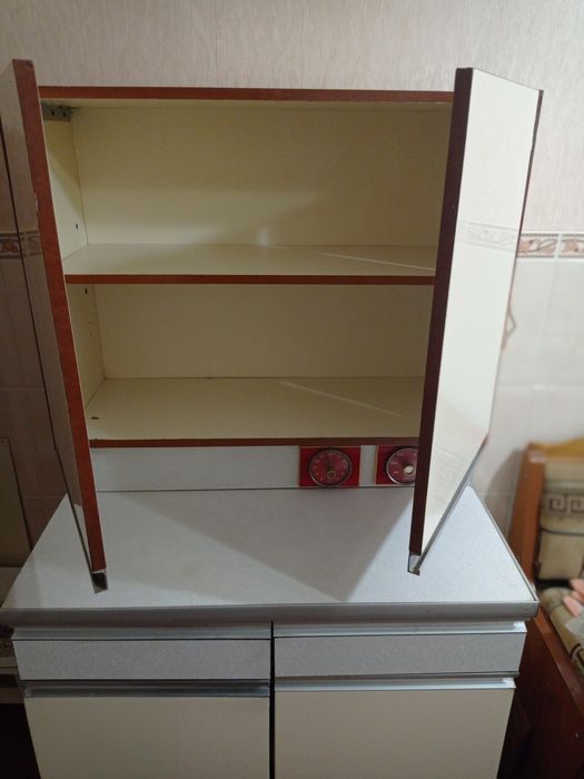 Меблі для кухні. Дві настінні шафи та дві  підлогових шафи.