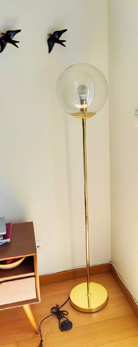 Candeeiro de pé, globo de vidro,  metal dourado e vidro, com 152 alt 3