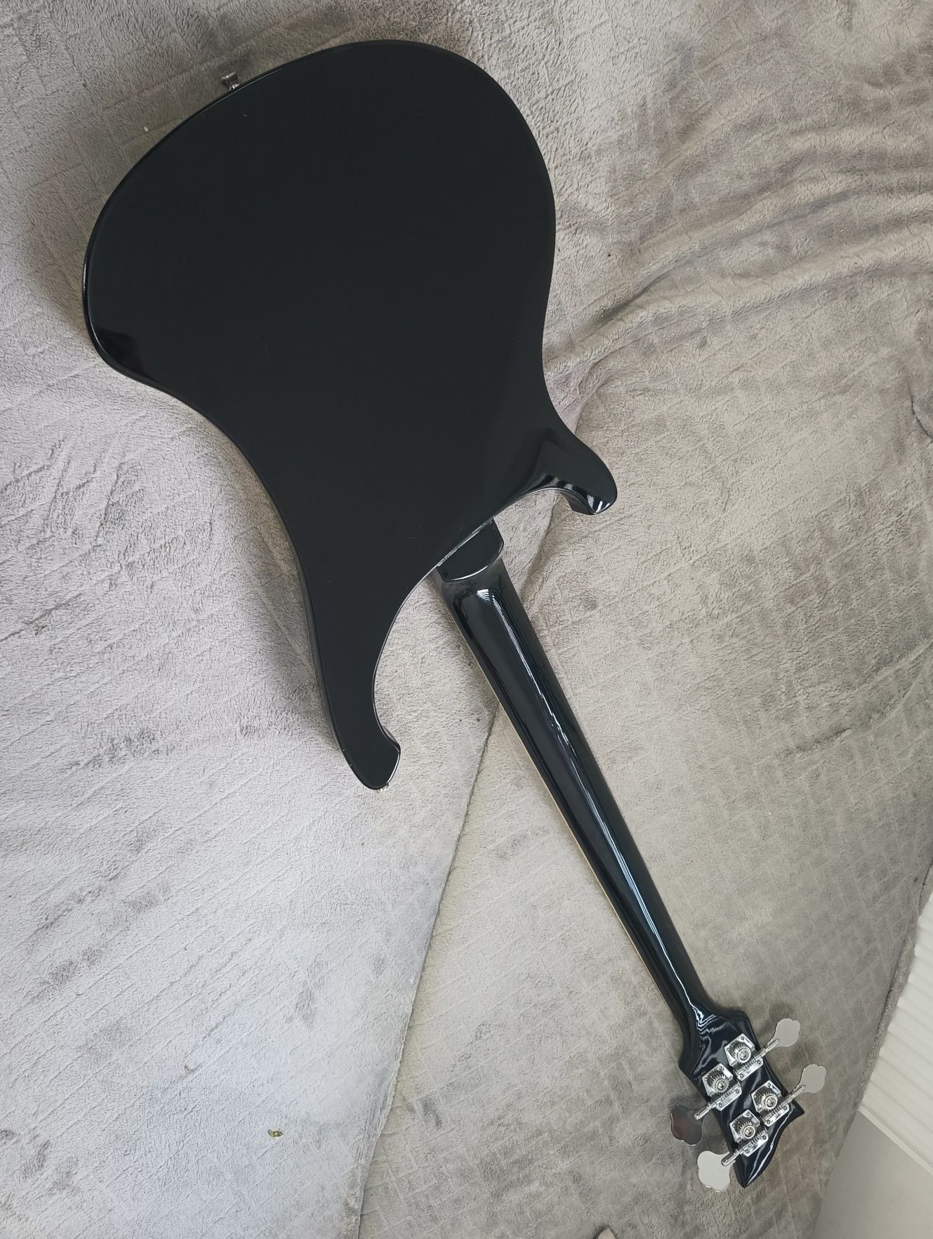 Gitara basowa typu Rickenbacker