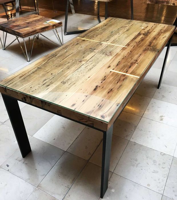 Retrowood industrialny stół drewniany z szybą do salonu model Hansted