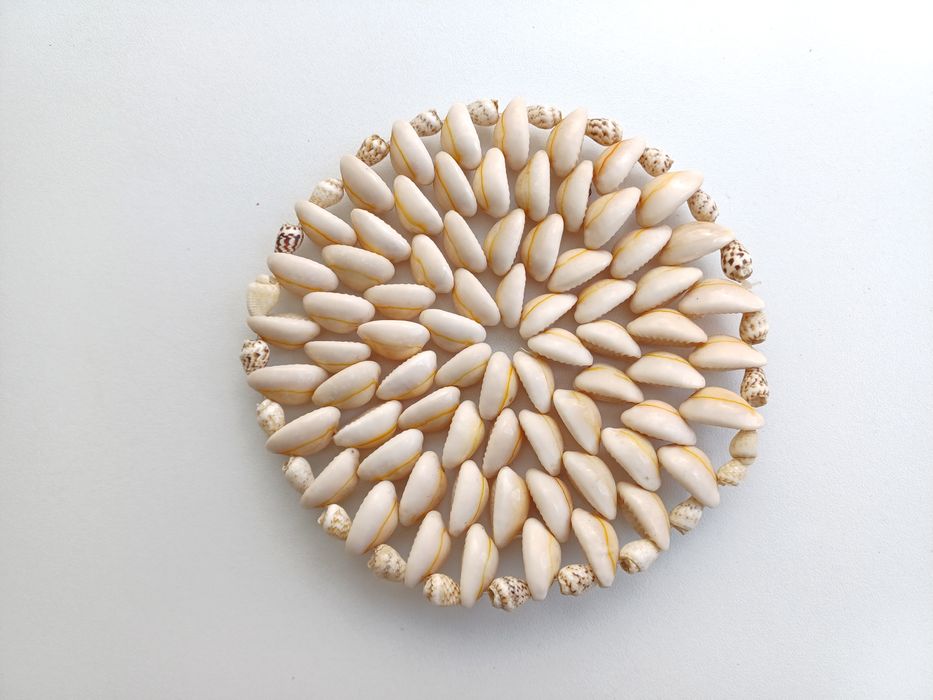 Base de tacho/copo decorativa, feita de conchas/búzios