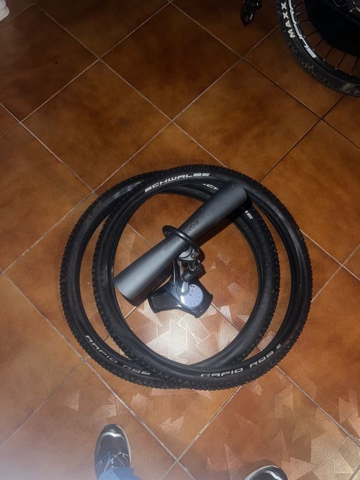 2x roda mountain bike + pump