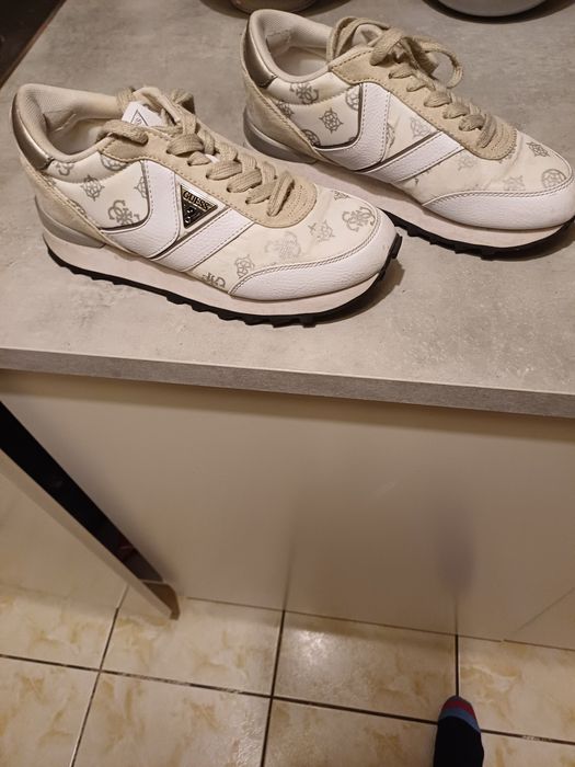 Sprzedam buty damskie r ozmiar 38 39 i bluzki damskie m za 50 zł