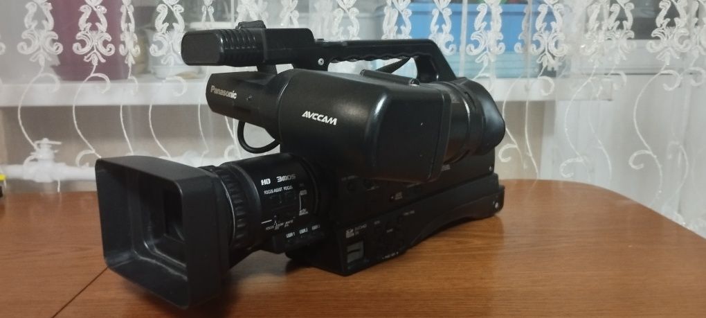 Продам видеокамеру Panasonic AG-HMC 84