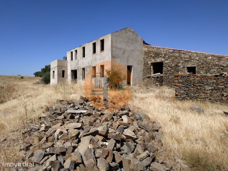Moradia - Turismo - Com Terreno De 6 Hectares Na Aldeia De São Mart...