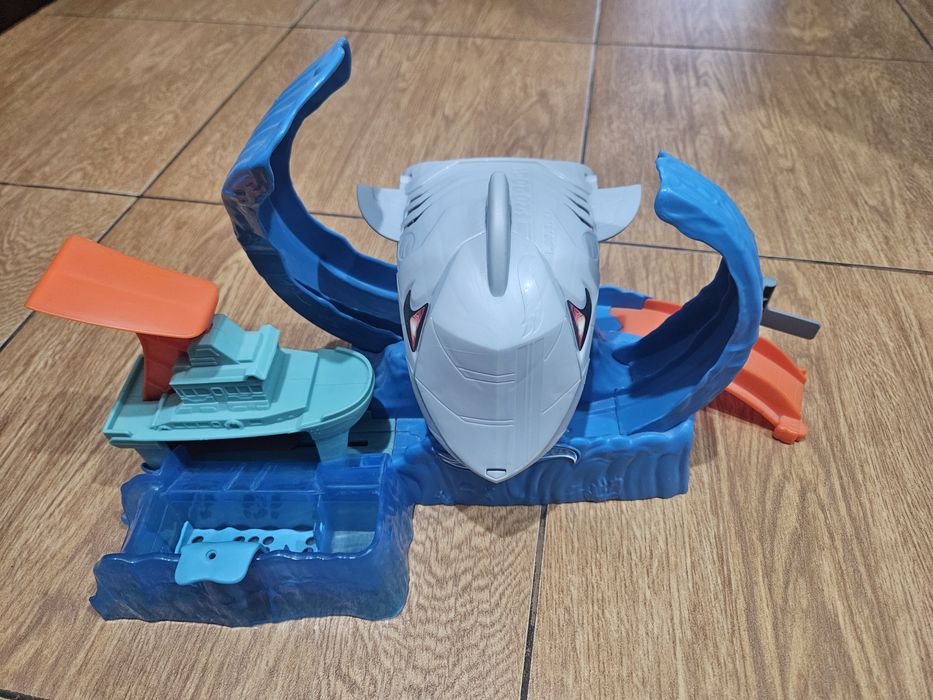 Игровой набор Хот Вилс Голодная Акула-робот Hot Wheels.