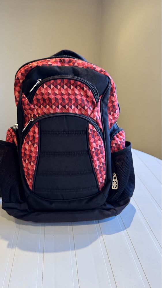 Mochila preta e vermelha com imensos bolsos
