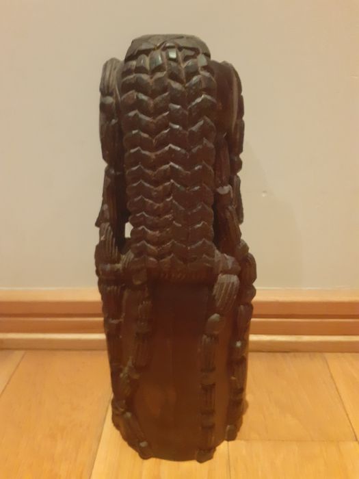 Estatueta em madeira maciça - Artesanato Angolano