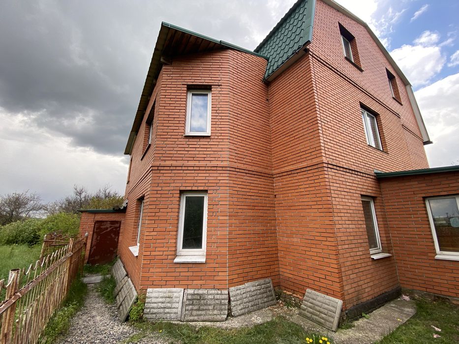 Земельна ділянка 1,05 Га, з будинками, фасад траси, 20 км. від міста.