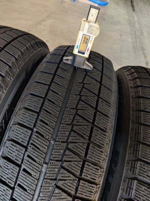 R15 185 65 шини зимові Bridgestone Blizzak Revo GZ липучки