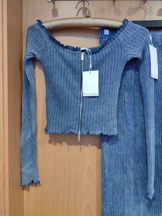 Conjunto saia e top cropped BERSHKA