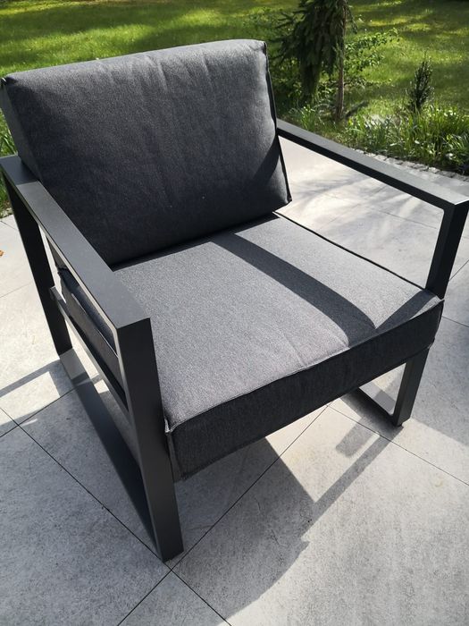 Dostępny zestaw meble ogrodowe Vonge sofa dwa fotele, stolik.