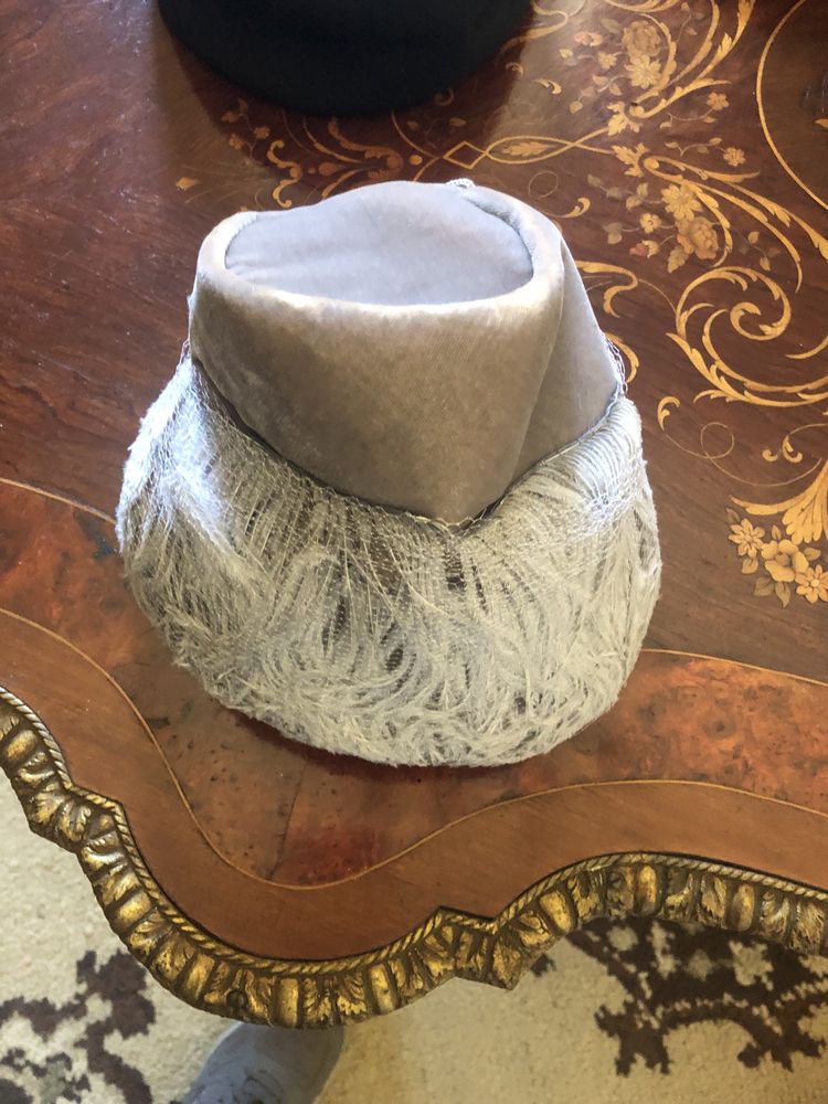 Conjunto de chapeus de senhora e um de homem muito antigos