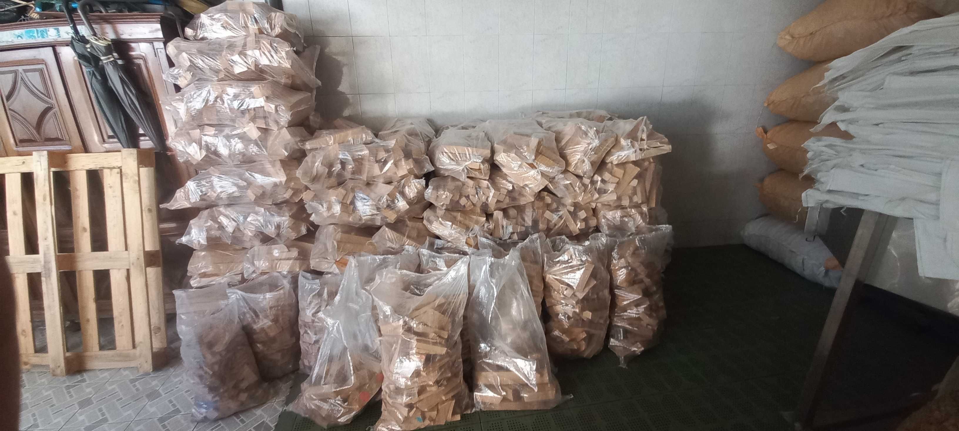 Vendo sacos de lenha
