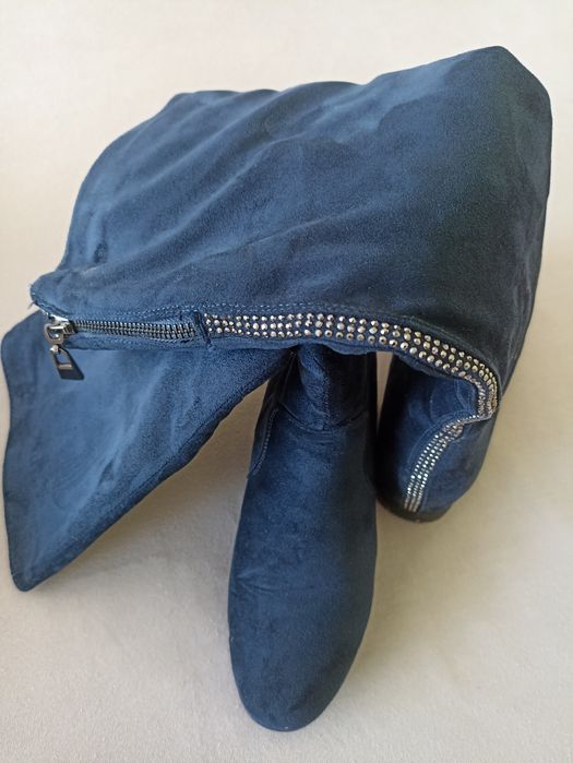 Sprzedam granatowe zamszowe kozaczki na koturnie.