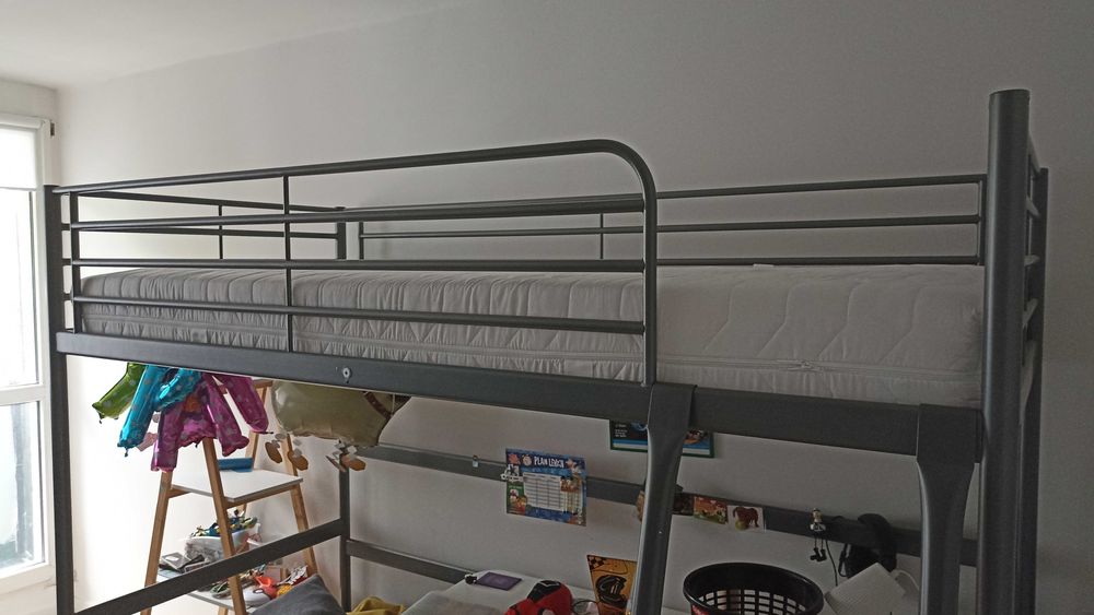 Łóżko piętrowe Ikea Svarta z materacem