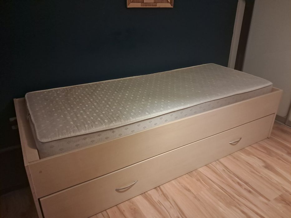 Sprzedam łóżko  z wysuwanym dołem do  spania