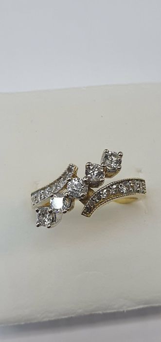 Продам кольцо с бриллиантами