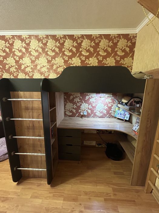 Дитяче ліжко горище зі столом