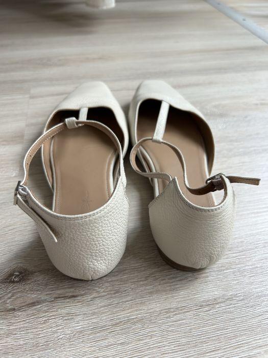 T-bar українського бренду ikos молочного кольору