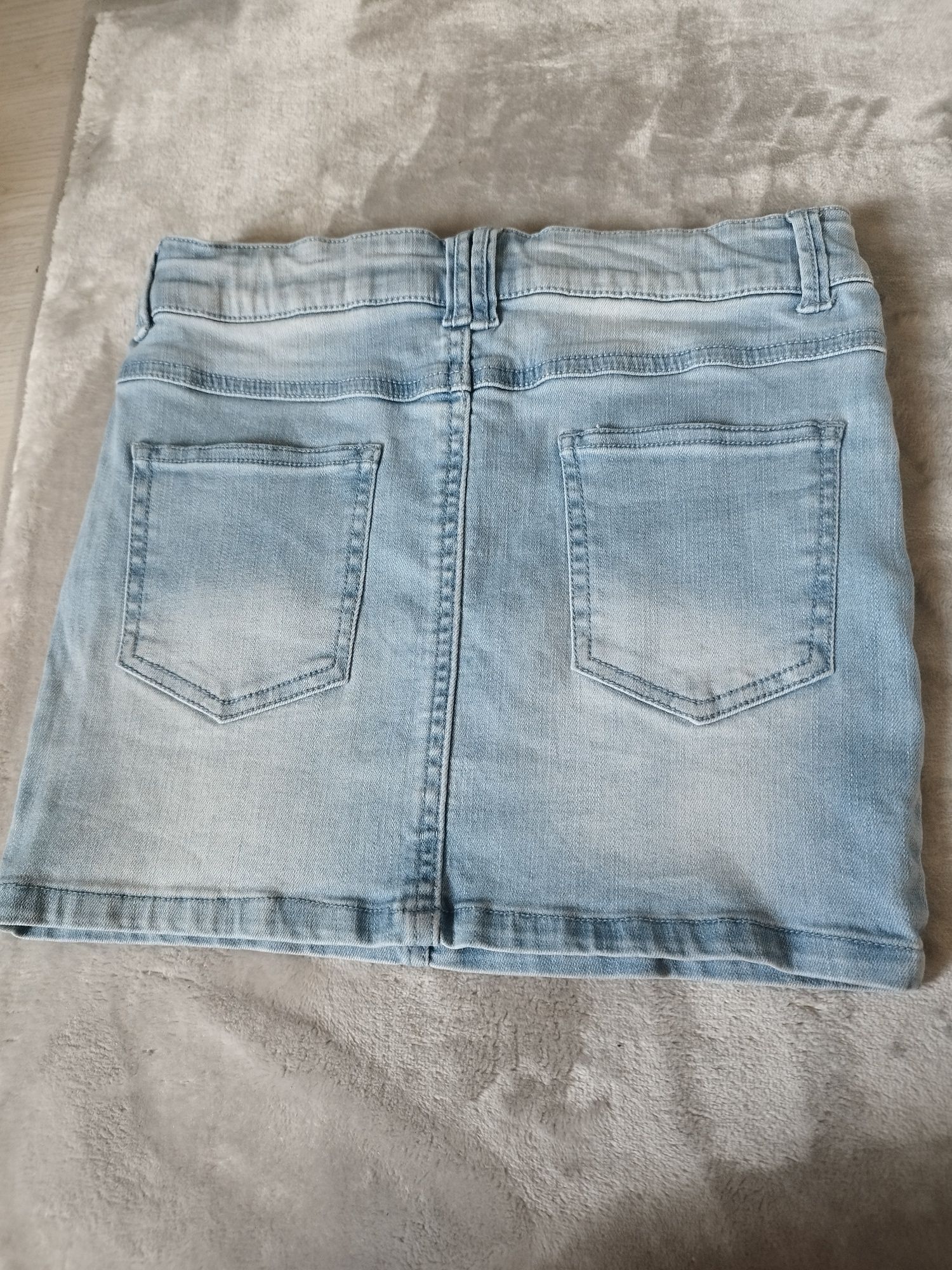 Jeansowa mini spódniczka z naszywkami Reserved 146