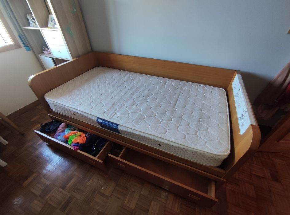Cama solteiro 190x95 em madeira com gavetas
