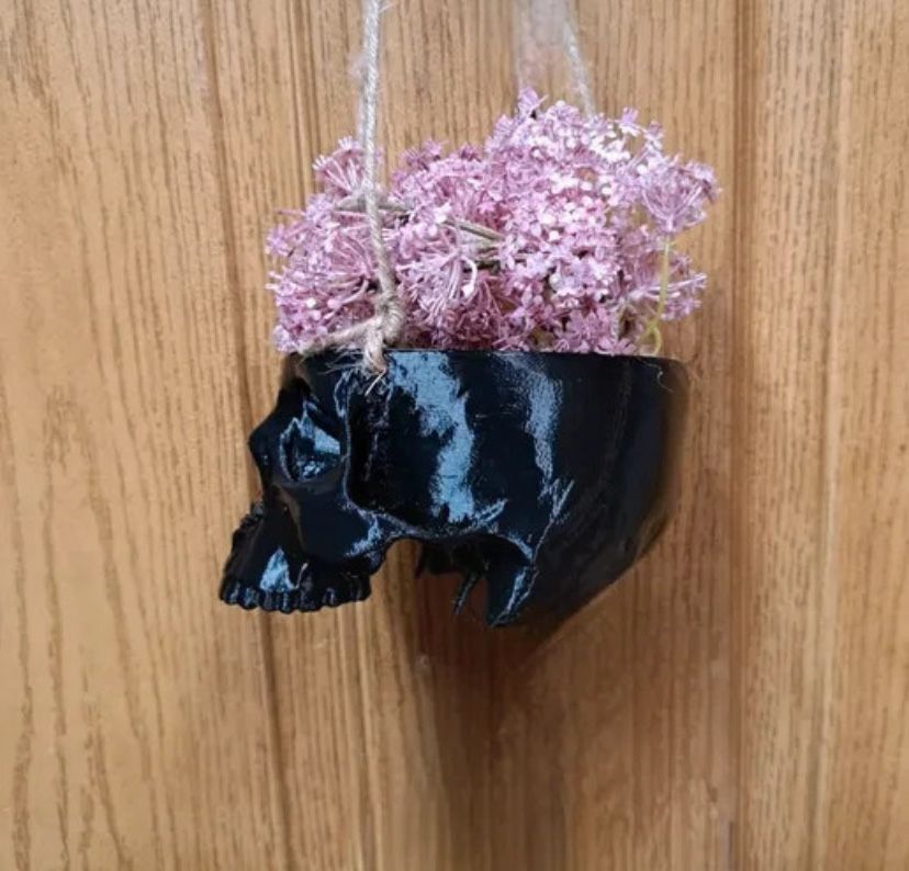 Skull Vase with holes for the rope ( rope not incluided)